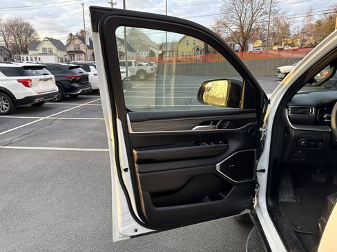 Used 2024 Jeep Wagoneer Series II w/ Flexible Seating Group image 15