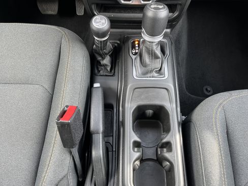 Used 2025 Jeep Wrangler Unlimited Sahara AWD/4WD image 28