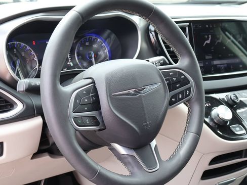 Used 2024 Chrysler Pacifica Touring-L FWD image 23