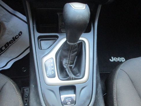 Used 2017 Jeep Cherokee Sport FWD image 12