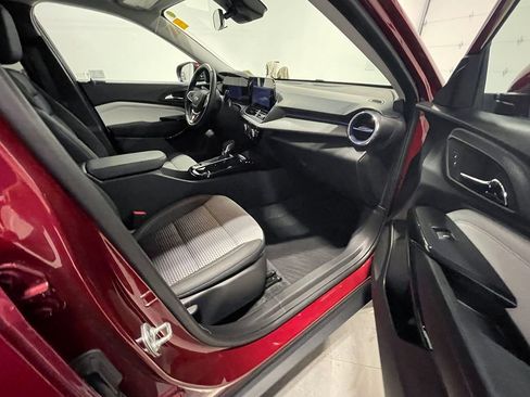 Used 2025 Chevrolet Trax LT FWD image 25