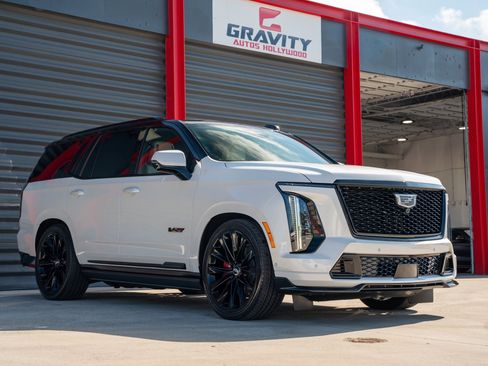 Used 2025 Cadillac Escalade V w/ LPO, ONYX Package image 9