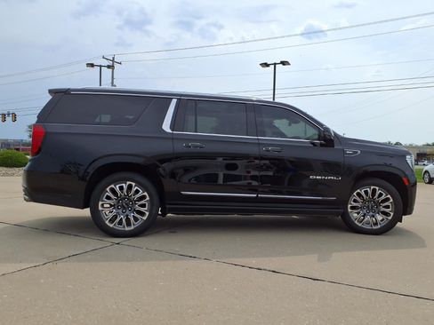 Used 2023 GMC Yukon XL Denali Ultimate AWD/4WD image 44