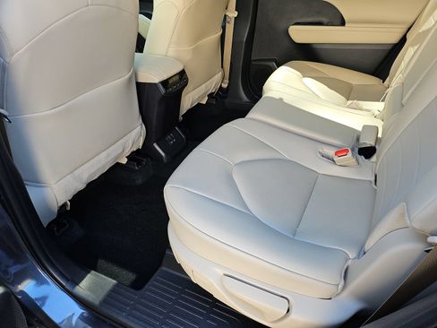 Used 2025 Toyota Highlander XLE FWD image 33