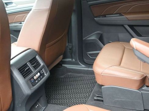 Used 2023 Volkswagen Atlas SEL AWD/4WD image 18