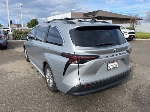 Used 2025 Toyota Sienna XLE image 7