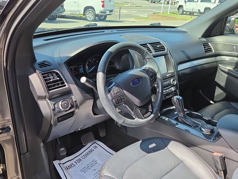 Used 2018 Ford Explorer XLT w/ Equipment Group 202A AWD/4WD image 9