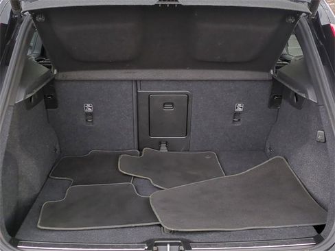 Used 2025 Volvo XC40 B5 Plus image 22