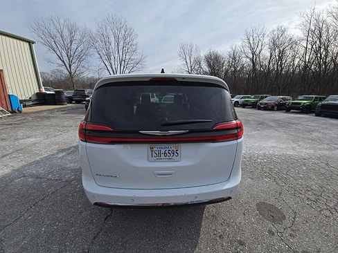 Used 2023 Chrysler Pacifica Touring-L image 6