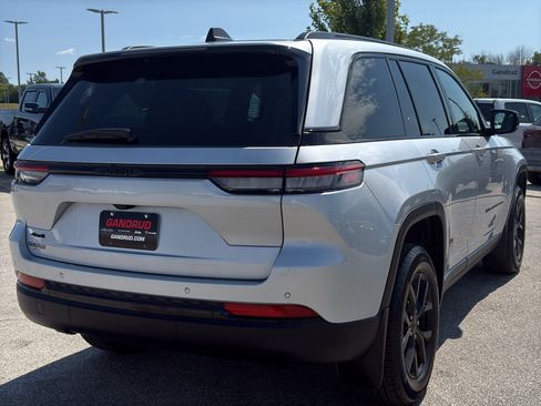 Used 2025 Jeep Grand Cherokee Altitude AWD/4WD image 5