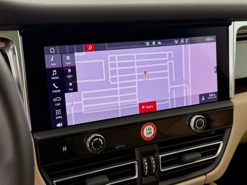 Certified 2025 Porsche Macan AWD/4WD image 20