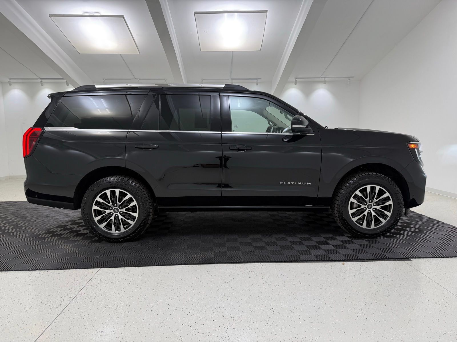 Used 2025 Ford Expedition Platinum AWD/4WD image 10