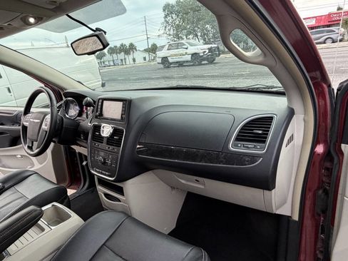 Used 2014 Chrysler Town & Country Touring FWD image 5