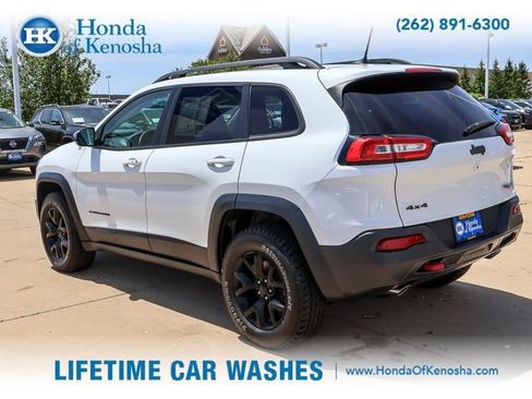 Used 2017 Jeep Cherokee Trailhawk AWD/4WD image 3