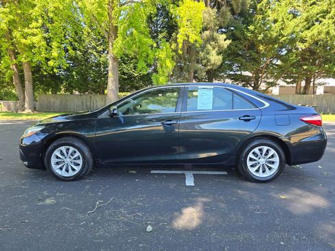 Used 2016 Toyota Camry SE w/ Moonroof Package FWD image 3