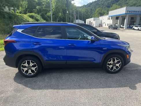 Used 2023 Kia Seltos EX AWD/4WD image 3
