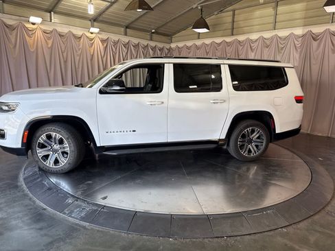 Used 2024 Jeep Wagoneer L Series II w/ Flexible Seating Group AWD/4WD image 8