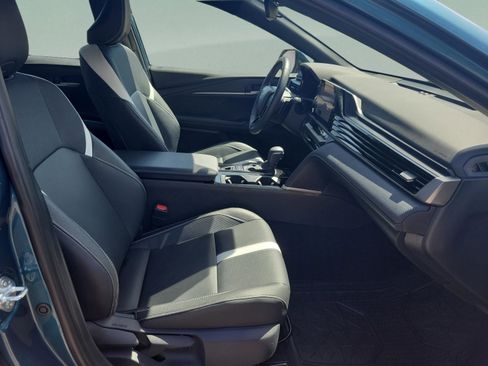 Used 2025 Toyota Camry SE image 17