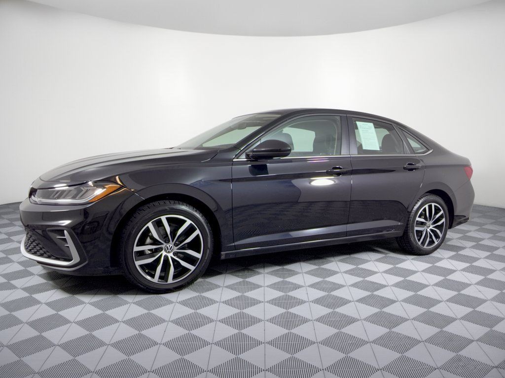 Used 2025 Volkswagen Jetta SE FWD image 2