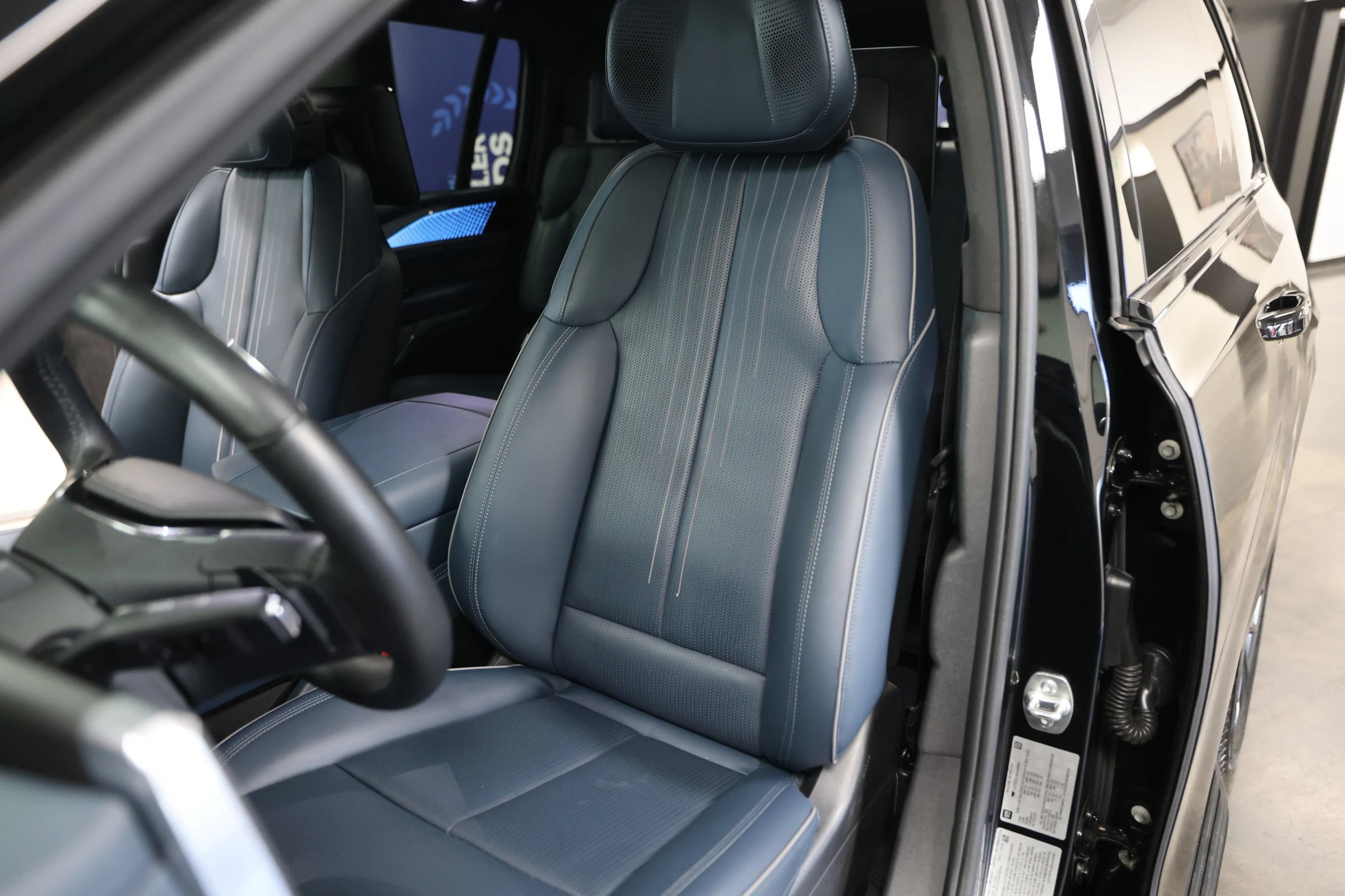 Used 2025 Cadillac Escalade IQ Sport 2 AWD/4WD image 32