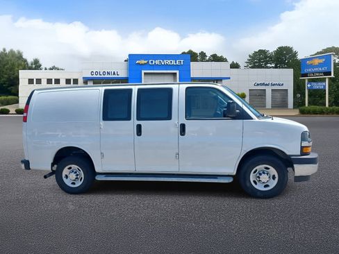 Used 2024 Chevrolet Express 2500 w/ Driver Convenience Package RWD image 3