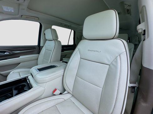 Used 2021 GMC Yukon Denali w/ Denali Premium Package image 13