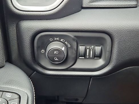New 2026 RAM 2500 Laramie AWD/4WD image 18
