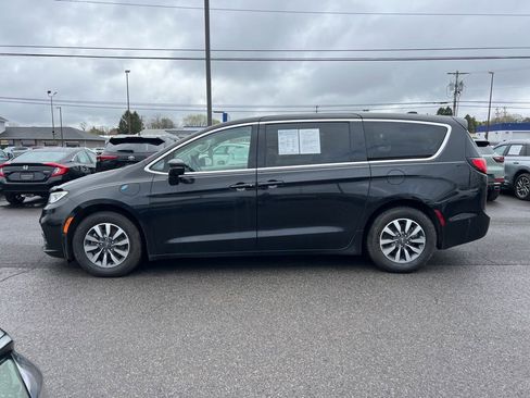 Used 2022 Chrysler Pacifica Touring-L w/ Uconnect Theater Family Group FWD image 2
