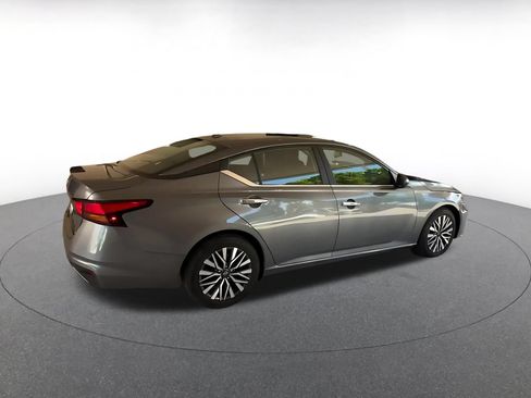Used 2025 Nissan Altima 2.5 SV FWD image 15