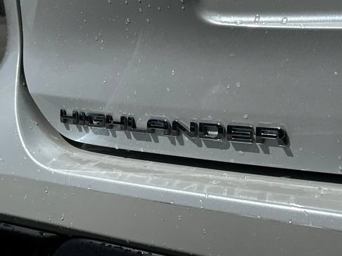 Used 2022 Toyota Highlander XLE AWD/4WD image 12