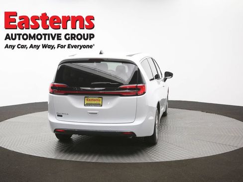 Used 2024 Chrysler Pacifica Touring-L FWD image 40