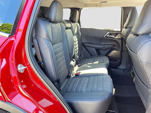 New 2025 Mitsubishi Outlander SE image 29