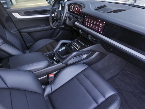 Certified 2024 Porsche Cayenne image 37