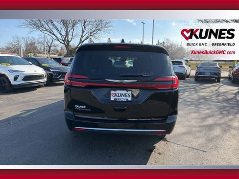 Used 2024 Chrysler Pacifica Touring-L image 6