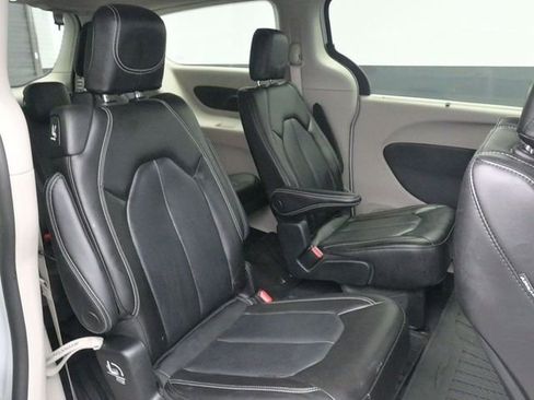 Used 2023 Chrysler Pacifica Touring-L image 10