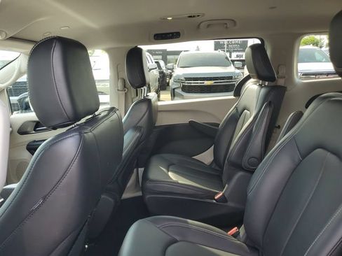 Used 2024 Chrysler Pacifica Limited FWD image 9