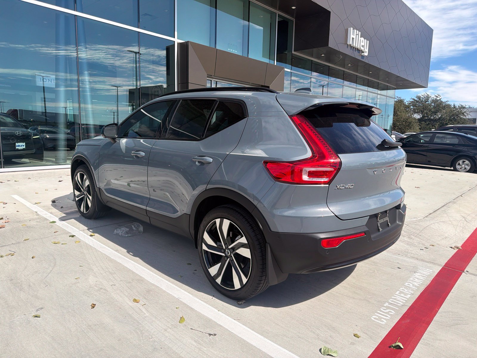 Used 2023 Volvo XC40 B4 Plus w/ Driver Assist Package FWD image 9