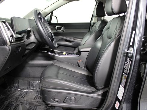 Used 2024 Kia Sorento S image 8