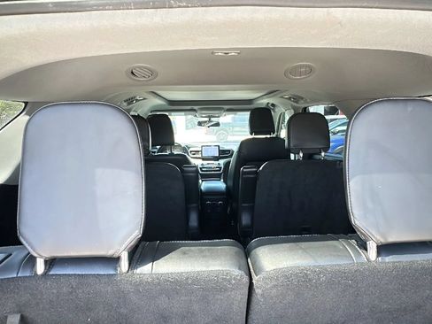 Used 2022 Ford Explorer XLT w/ Equipment Group 202A AWD/4WD image 16