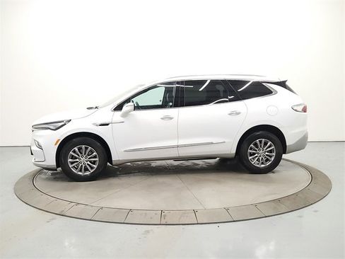 Used 2024 Buick Enclave Premium image 4