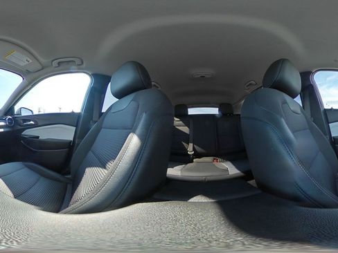 Used 2025 Chevrolet Trax LT w/ LT Convenience Package image 43