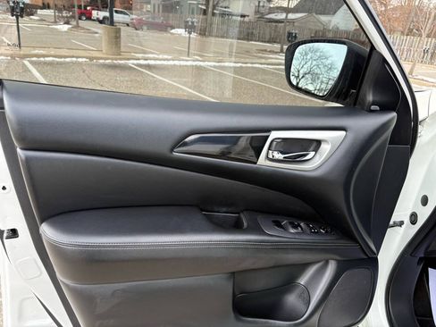 Used 2020 Nissan Pathfinder SV FWD image 33