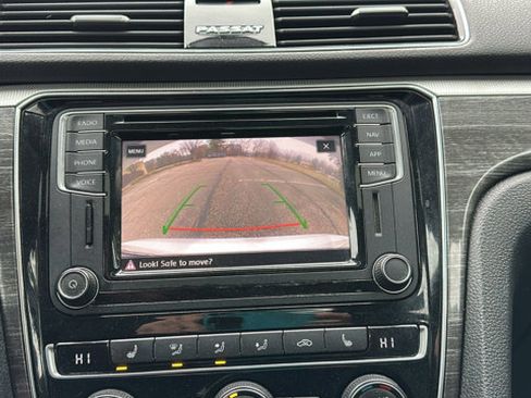 Used 2018 Volkswagen Passat 2.0T SEL Premium image 20