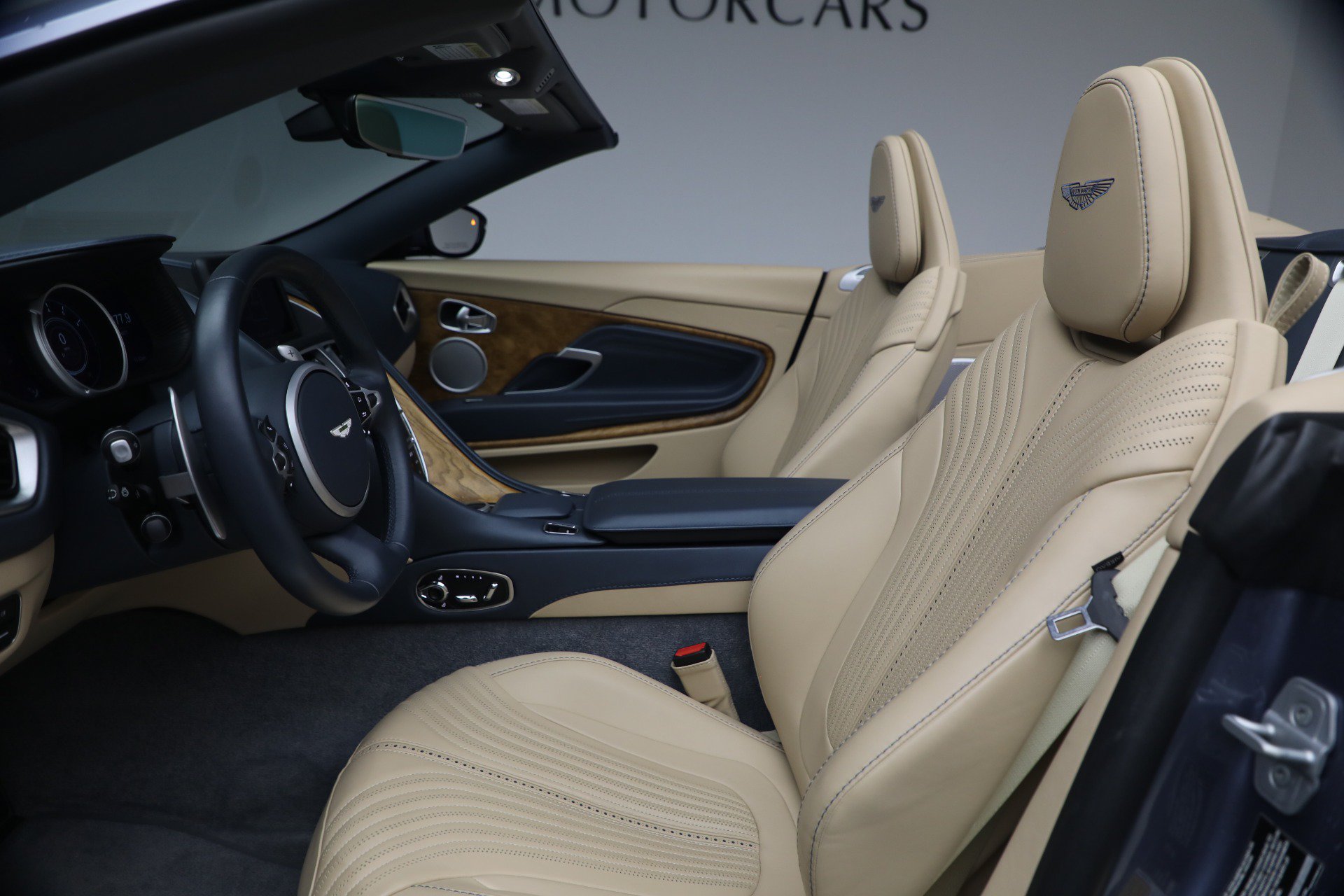 Used 2022 Aston Martin DB11 Volante RWD image 28
