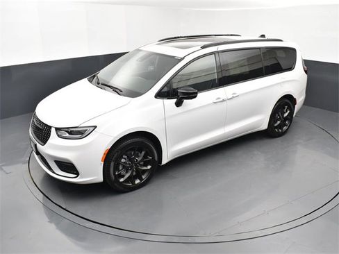 Used 2024 Chrysler Pacifica Limited w/ S Appearance Package image 9