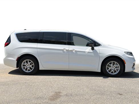 Used 2024 Chrysler Pacifica Touring-L FWD image 30