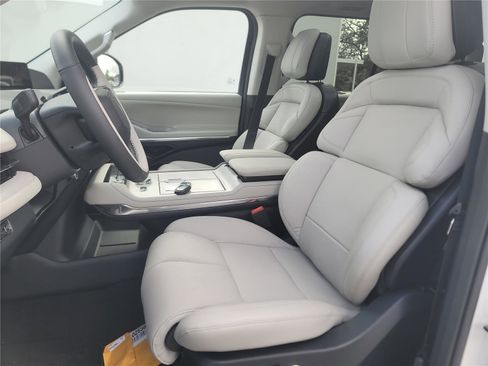 New 2026 Lincoln Navigator Reserve image 11