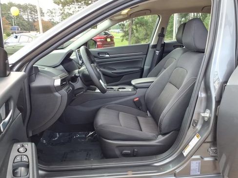 Used 2025 Nissan Altima 2.5 SV AWD/4WD image 12