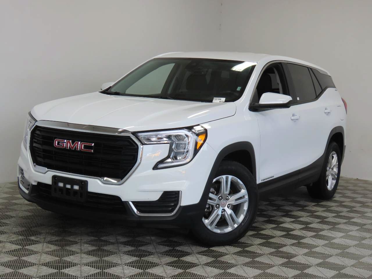 Used 2024 GMC Terrain SLE FWD image 1