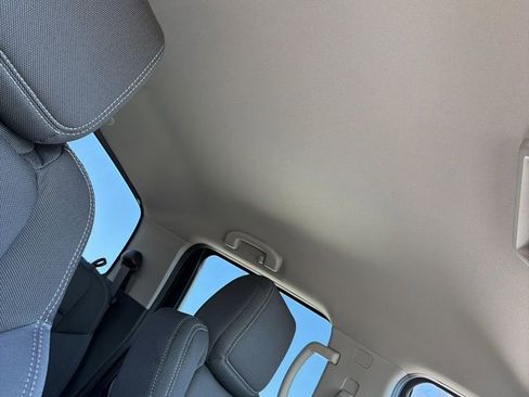 Used 2025 Nissan Frontier SV image 15